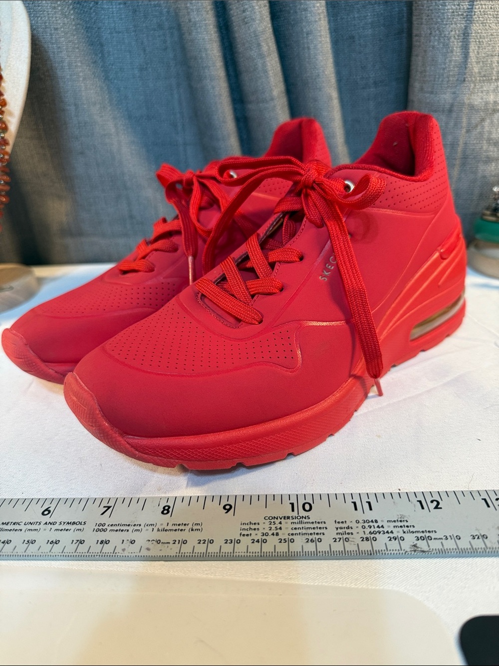 Skechers women’s Red Lace-Up Athletic Sneakers Size 9.5 Guc
